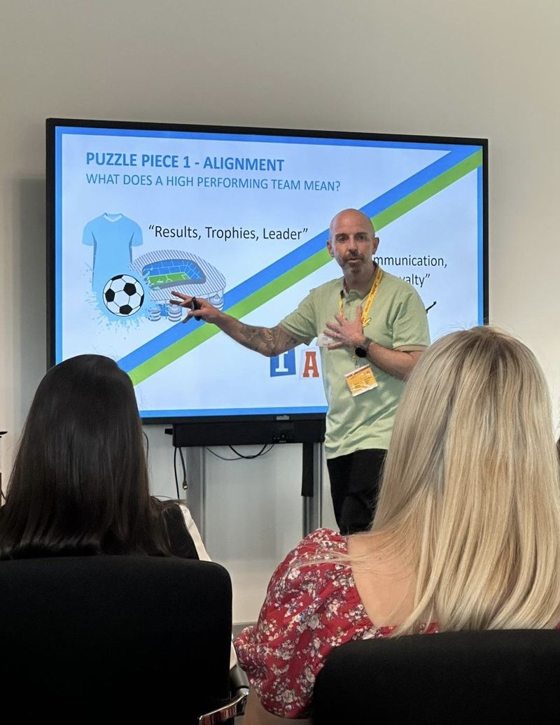 Lee Houghton presenting The People Puzzle, piece one: Alignment, asking what a high-performing team means